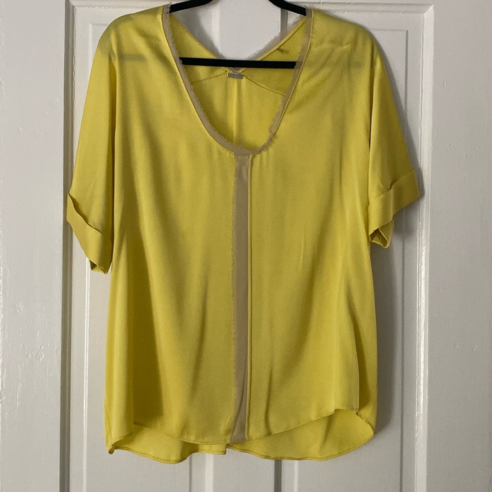 Elie Tahari yellow silk top. Beautiful and flowing. Chiffon taupe trim.